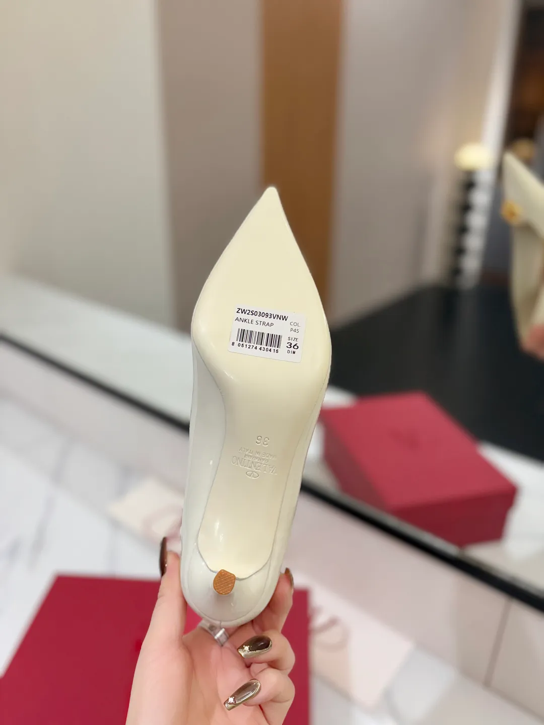 💕💕Factory direct selling price p520💕💕 VALENTINO’s hottest new high-heeled shoes, latest logo buckle, perfect combination with sexy pointed toe❤️‍🔥❤️‍🔥❤️‍🔥❤️‍🔥It is simply the pinnacle of summer fashion💖💖💖💖original replica Upper: patent leather, subleather Outsole: Italian leather outsole Heel height: 6.5cm Size: 35-39 (40 41 42 customized, non-refundable and non-exchangeable)